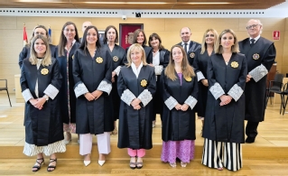 En primera fila, las cuatro nuevas magistradas junto a la presidenta del TSJCyL. De izq. a dch.: Beatriz Sáez, Soraya Luengo, Ana del Ser, Mariana Eustaquio y Belén González